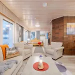 Villa Kaarina1, Luxury Near Santa Claus Rovaniemi